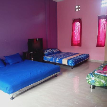 Almira Homestay Jambi Buitenkant foto