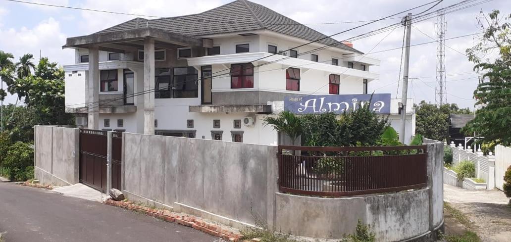 Almira Homestay Jambi Buitenkant foto