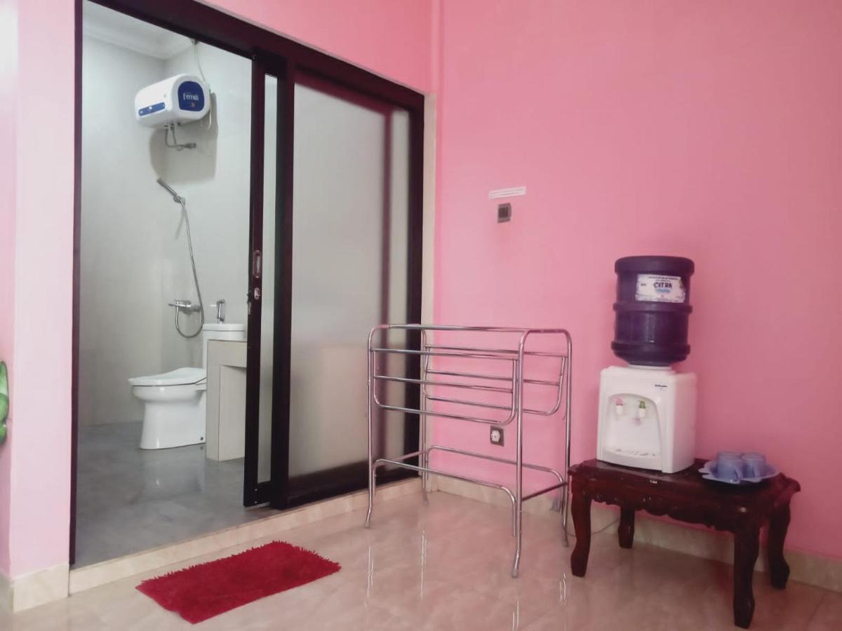 Almira Homestay Jambi Buitenkant foto