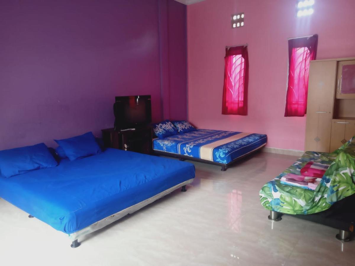 Almira Homestay Jambi Buitenkant foto