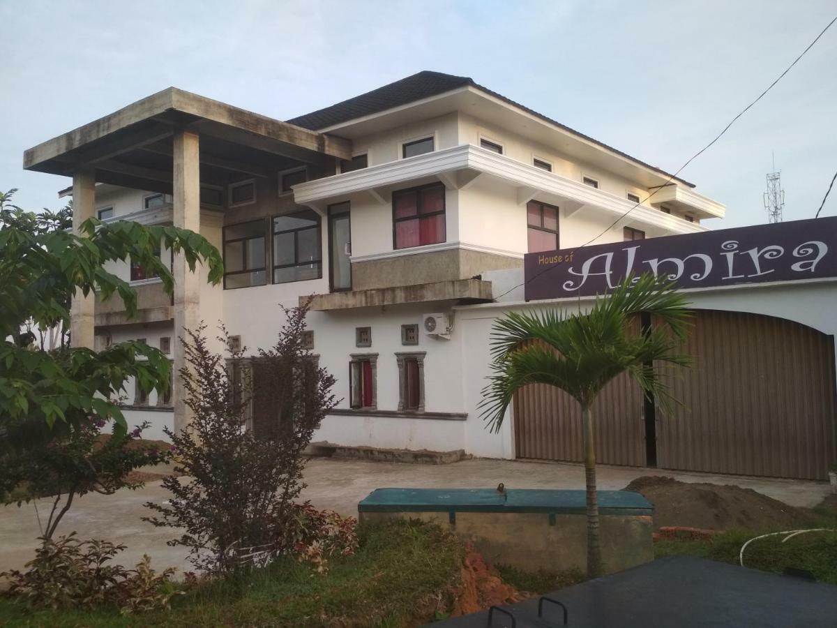 Almira Homestay Jambi Buitenkant foto