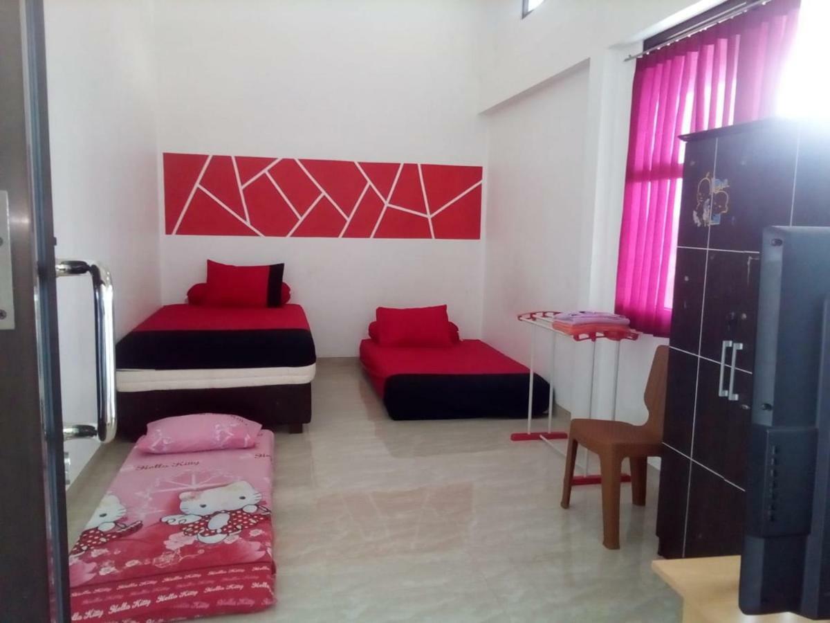 Almira Homestay Jambi Buitenkant foto
